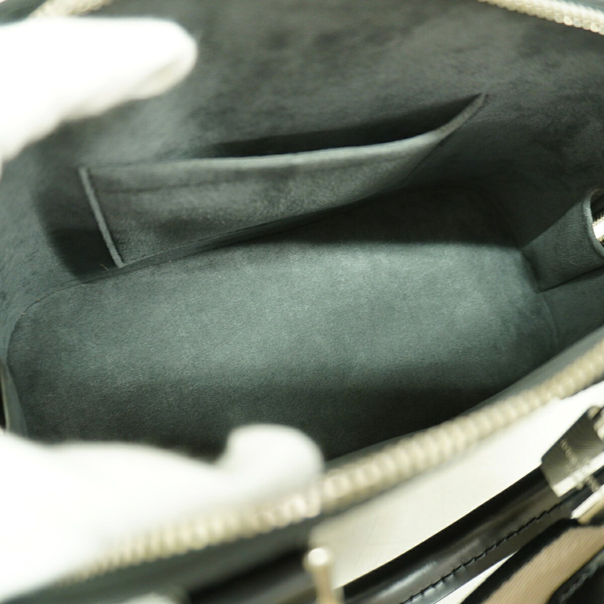 Louis Vuitton Noir Handbag (Pre-Owned)