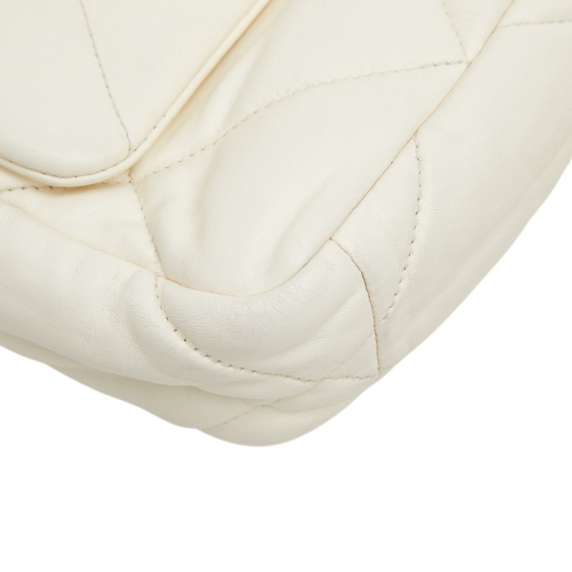 Chanel White Shoulder Bag (Pre-Owned)
