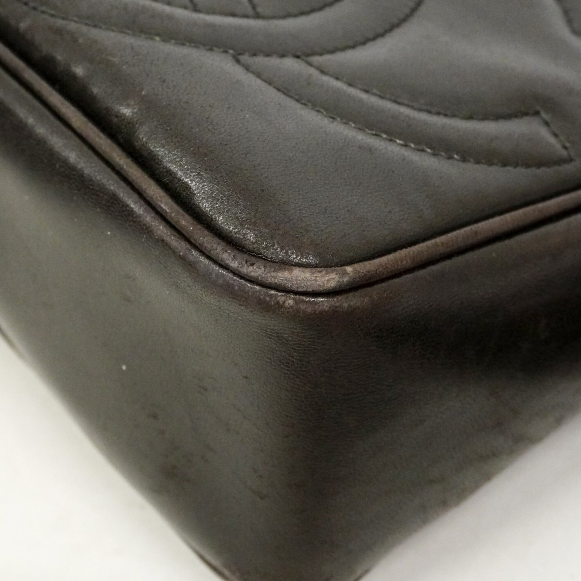 Chanel Black Leather Shoulder Bag (Pre-Owned)