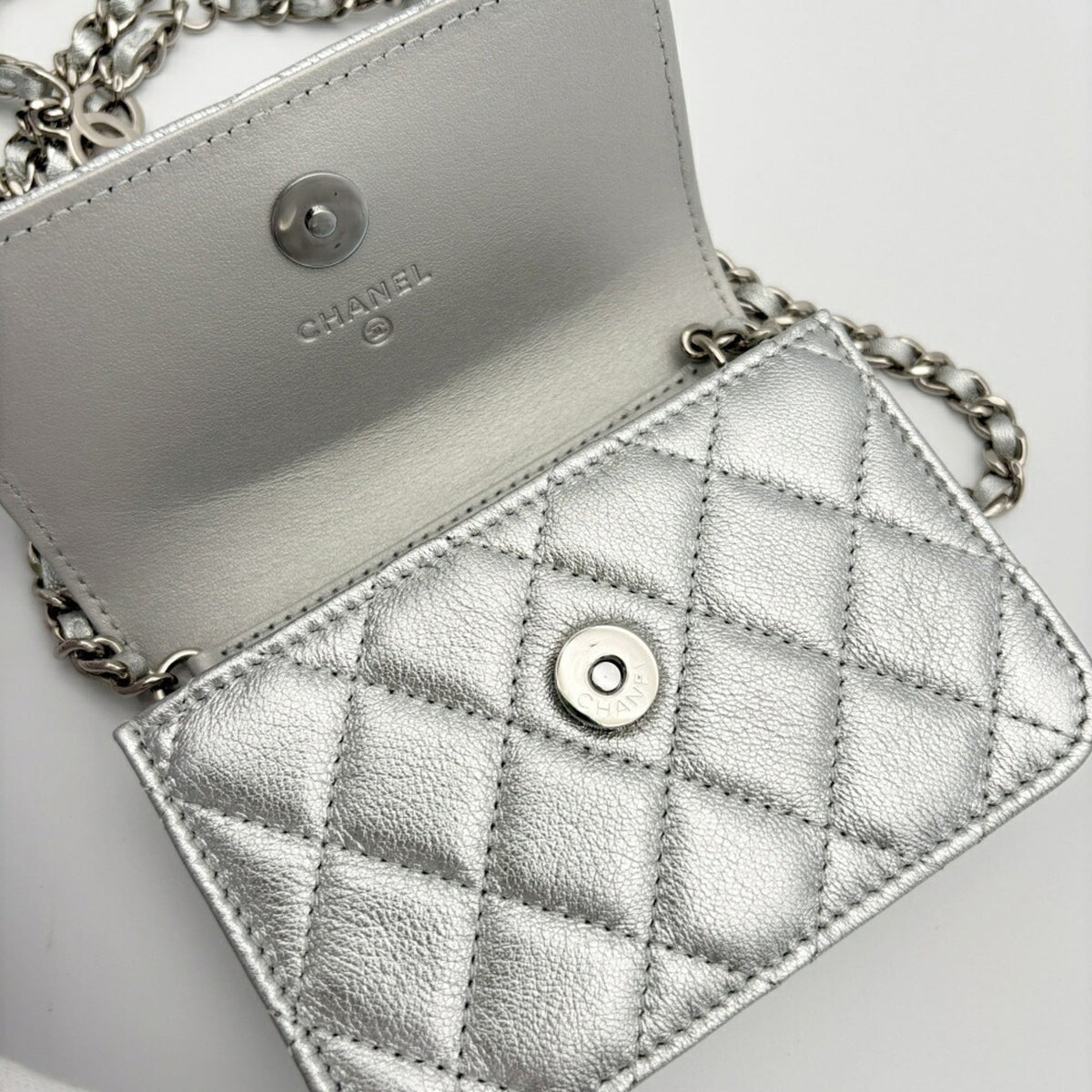 Chanel Matelasse Silver Leather Shoulder Bag (Pre-Owned)