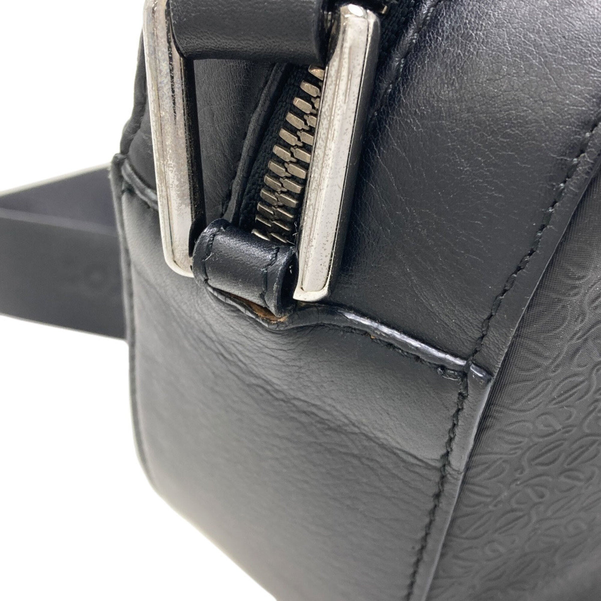 Loewe Black Leather Shoulder Bag (Pre-Owned)