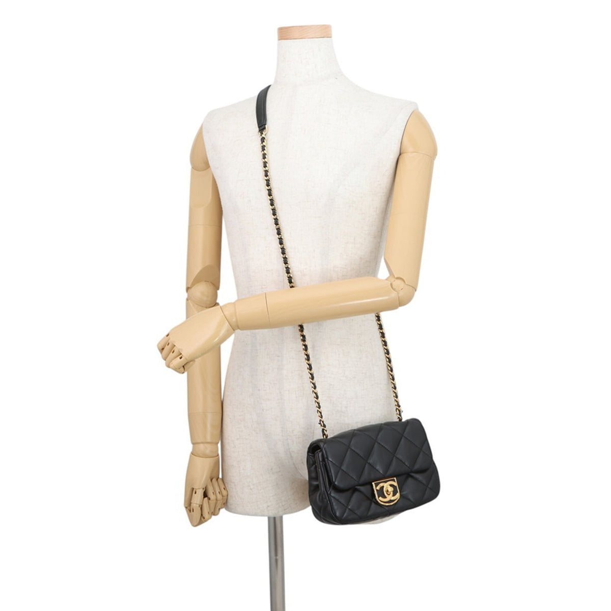 Chanel Black Leather Shoulder Bag (Pre-Owned)