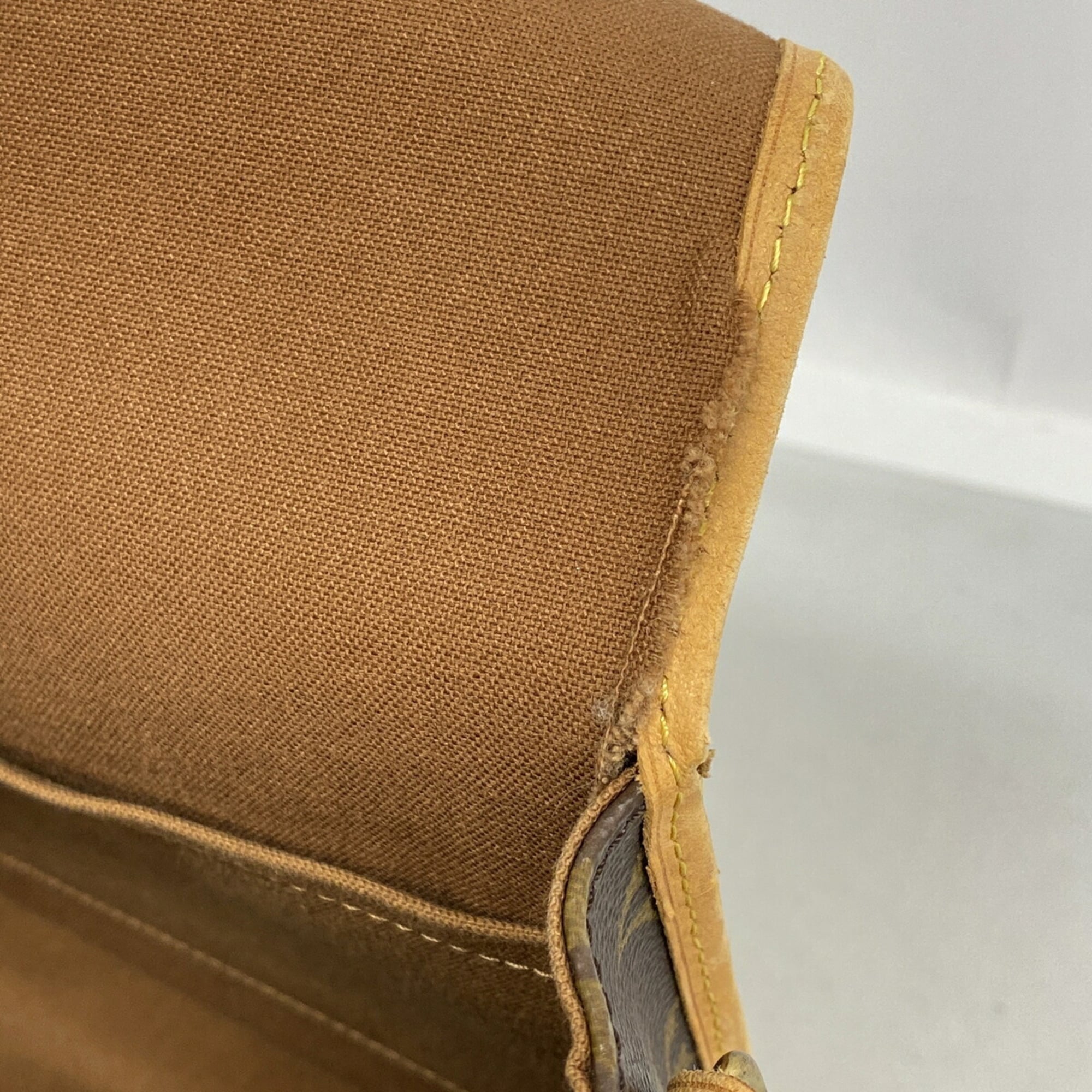 Louis Vuitton Brown Shoulder Bag (Pre-Owned)