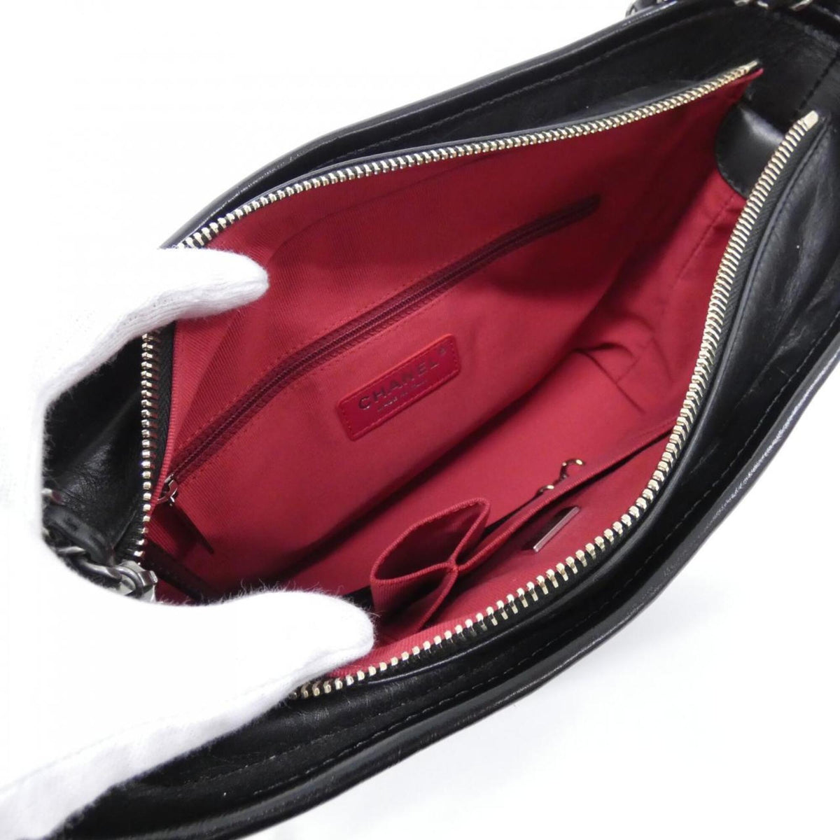 Chanel Black Leather Shoulder Bag (Pre-Owned)