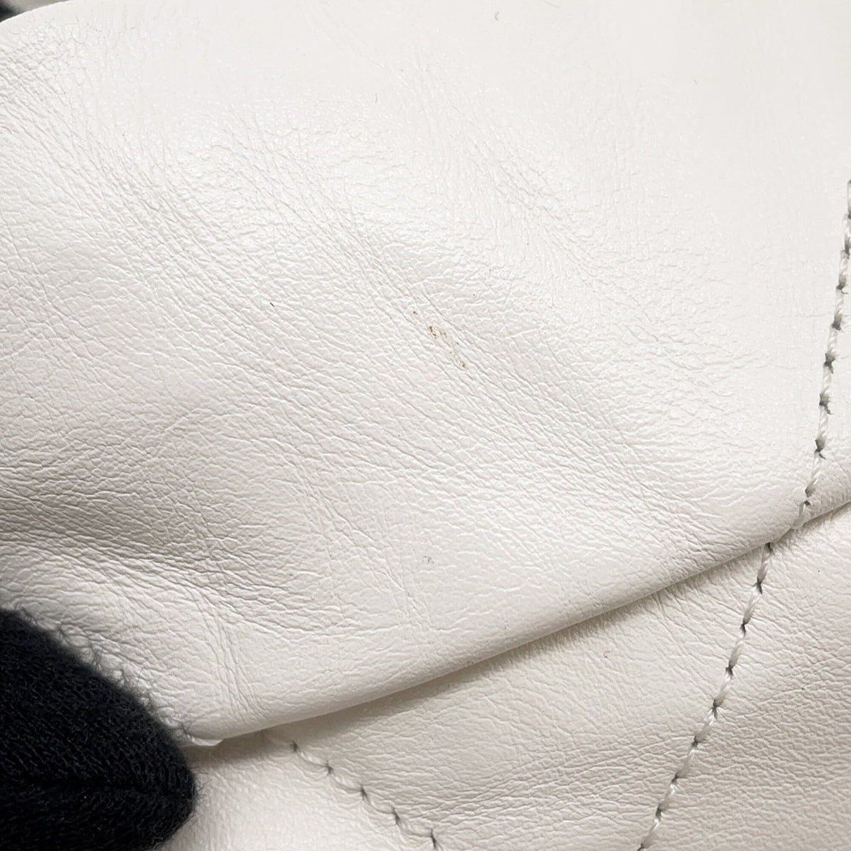 Chanel White Handbag (Pre-Owned)