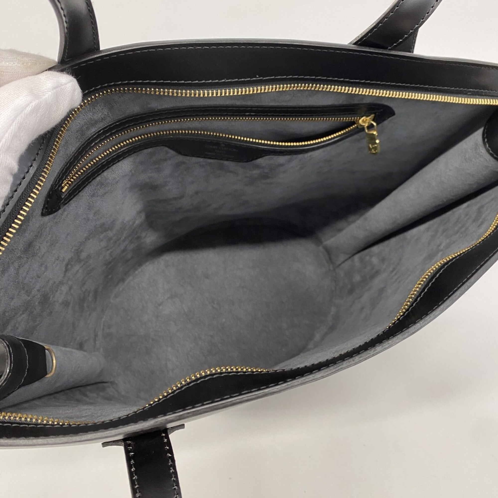 Louis Vuitton Noir Shoulder Bag (Pre-Owned)