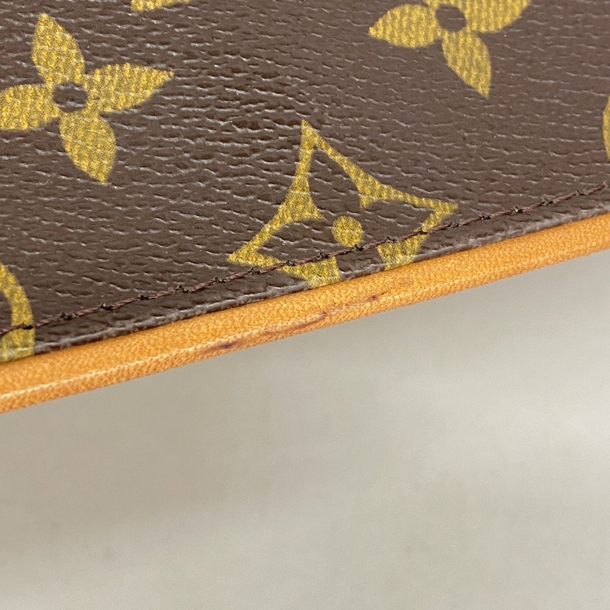 Louis Vuitton Brown Shoulder Bag (Pre-Owned)