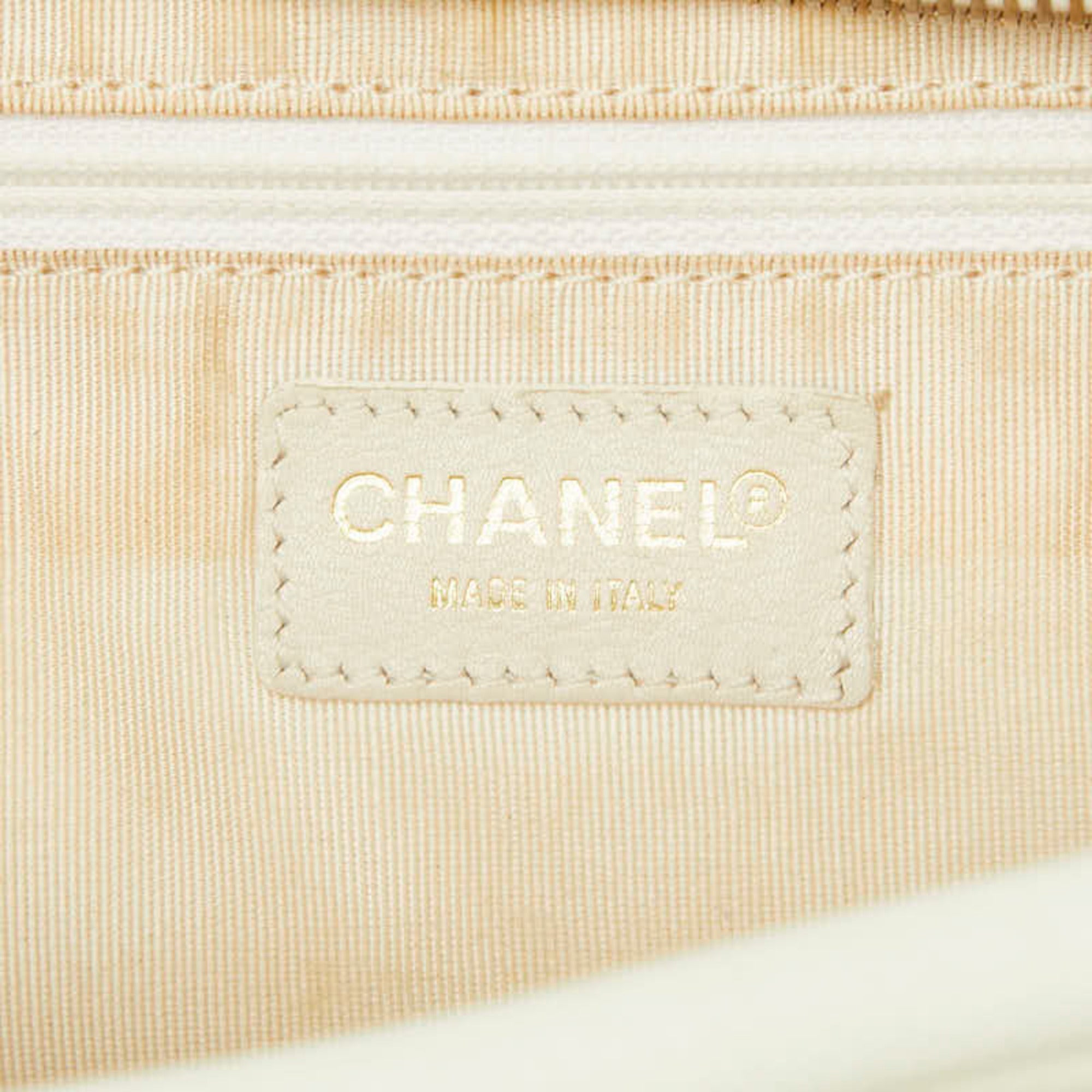 Chanel White Grained Calfskin Shoulder Bag (Pre-Owned)