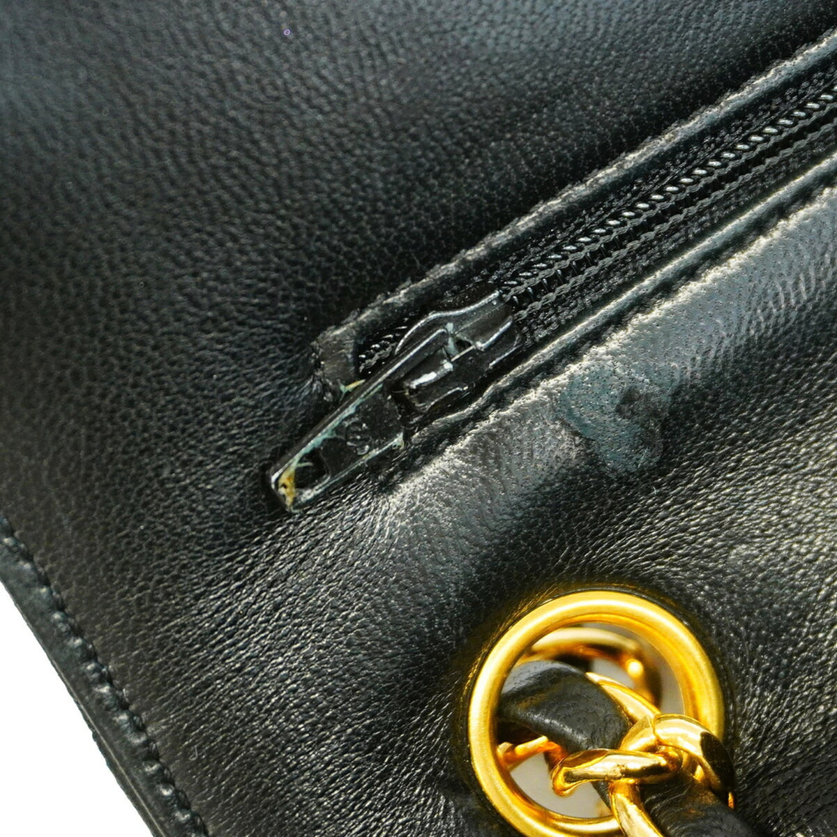 Chanel Black Leather Shoulder Bag (Pre-Owned)