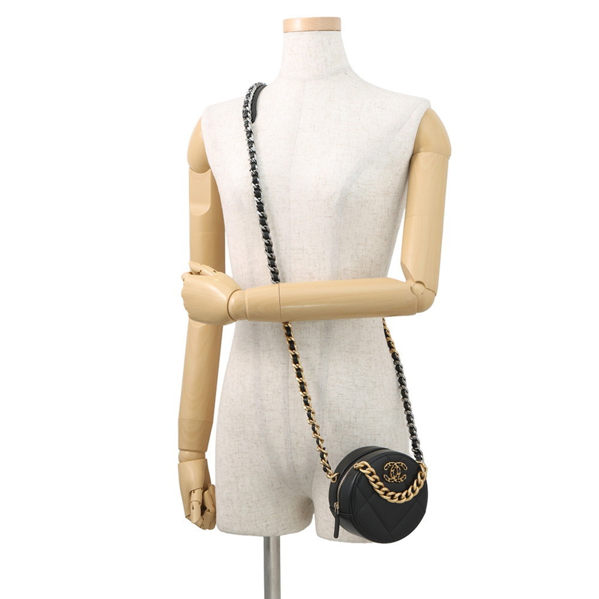 Chanel Matelasse Black Leather Shoulder Bag (Pre-Owned)