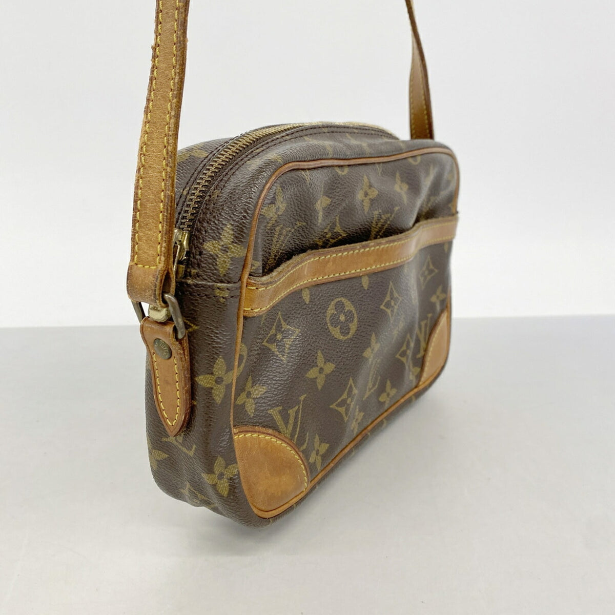 Louis Vuitton Brown Shoulder Bag (Pre-Owned)