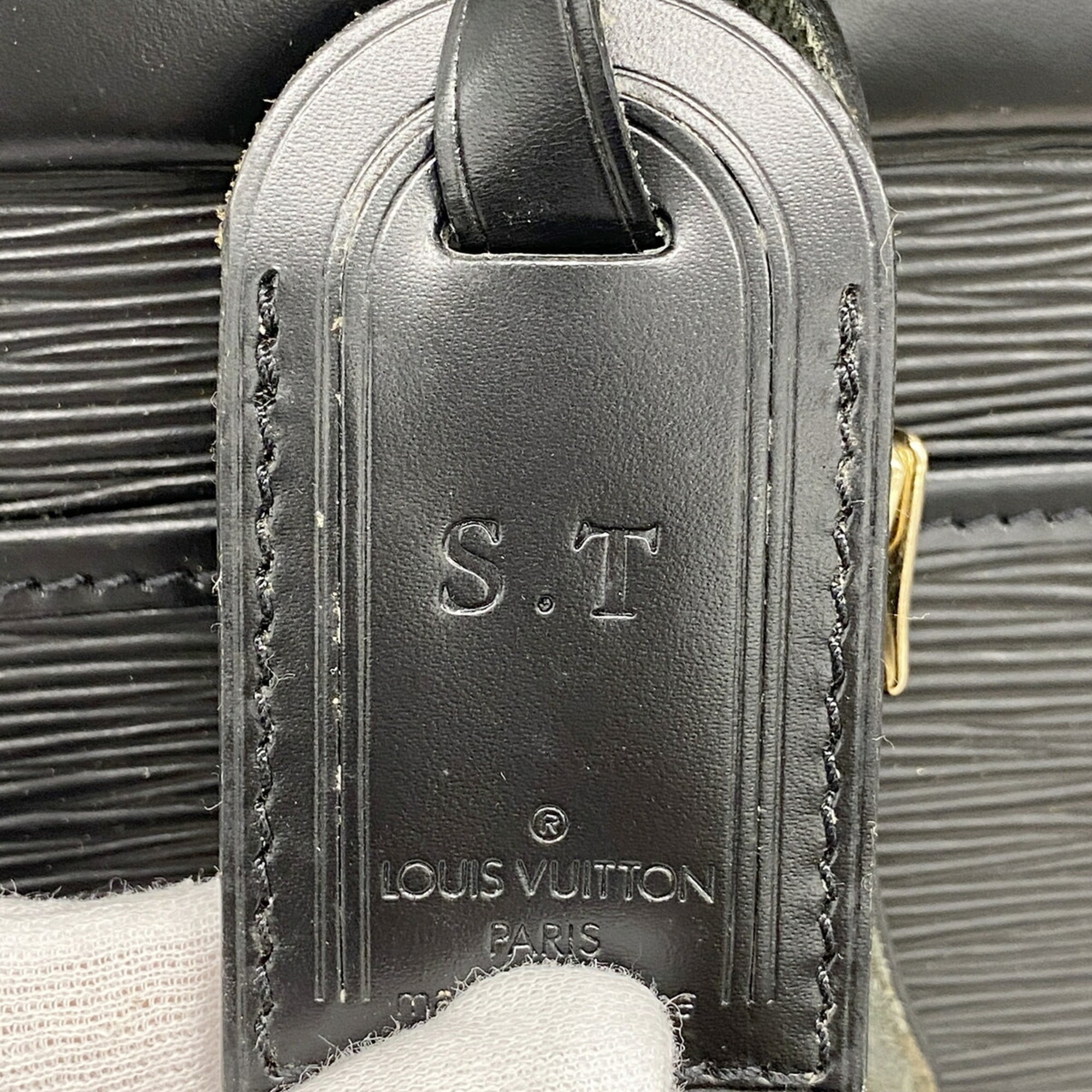Louis Vuitton Noir Handbag (Pre-Owned)