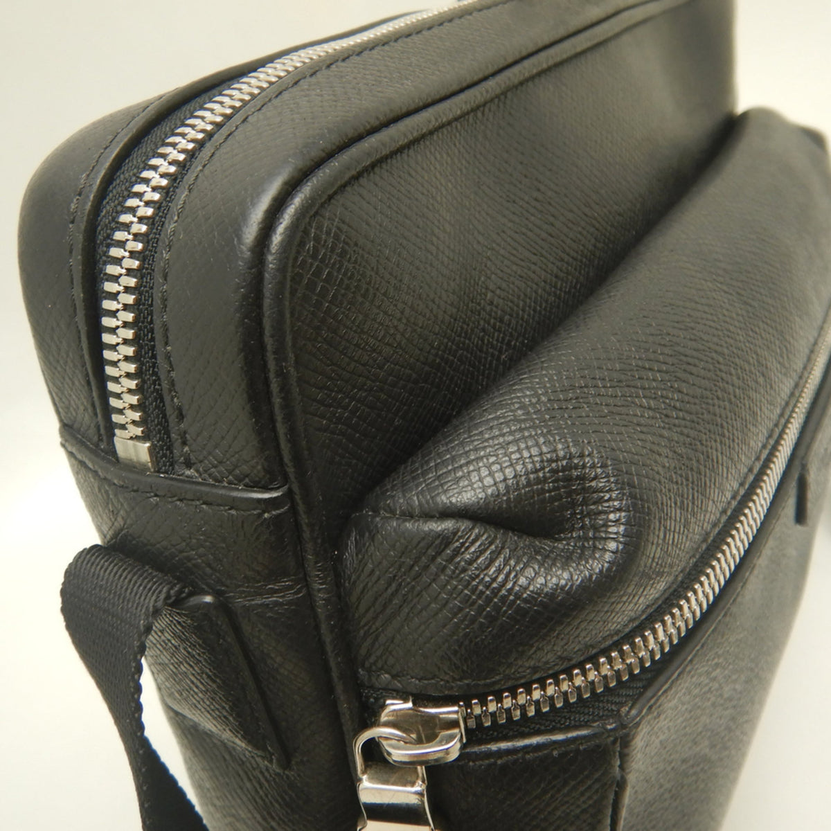 Louis Vuitton Noir Taigarama Shoulder Bag (Pre-Owned)