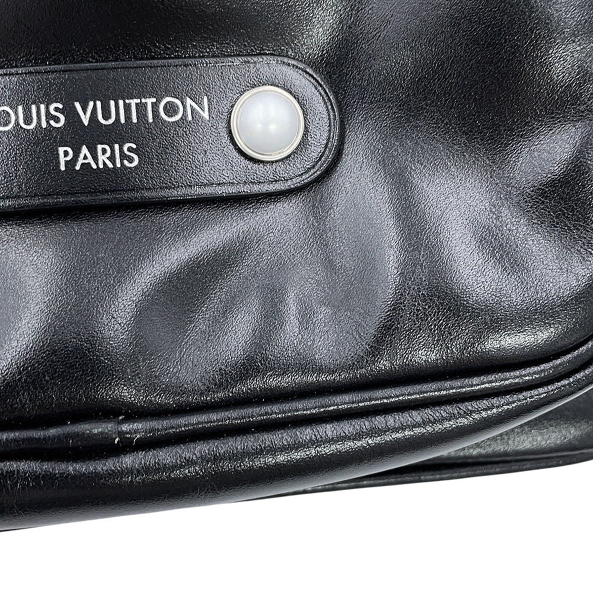 Louis Vuitton Noir Leather Handbag (Pre-Owned)