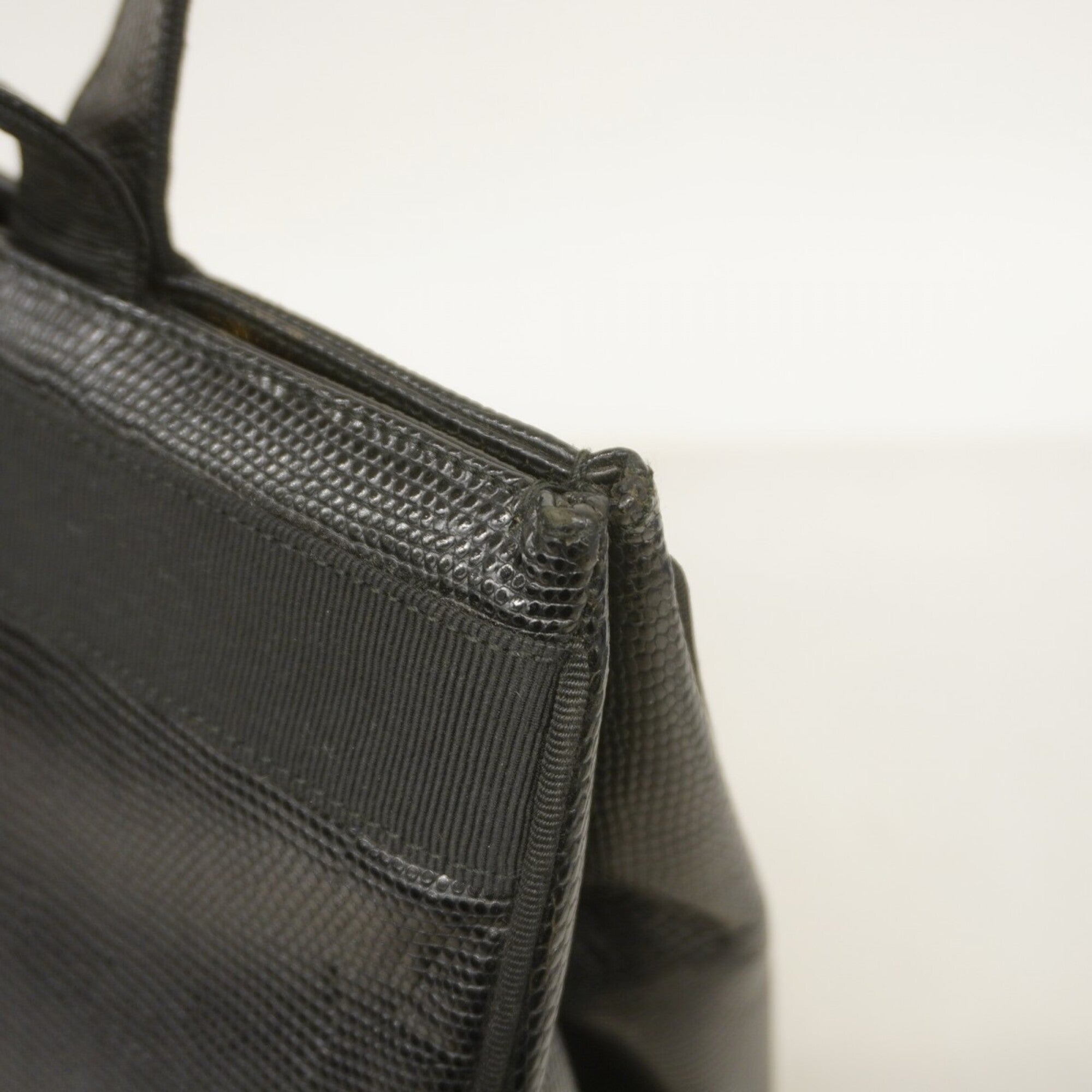 Salvatore Ferragamo Black Leather Shoulder Bag (Pre-Owned)