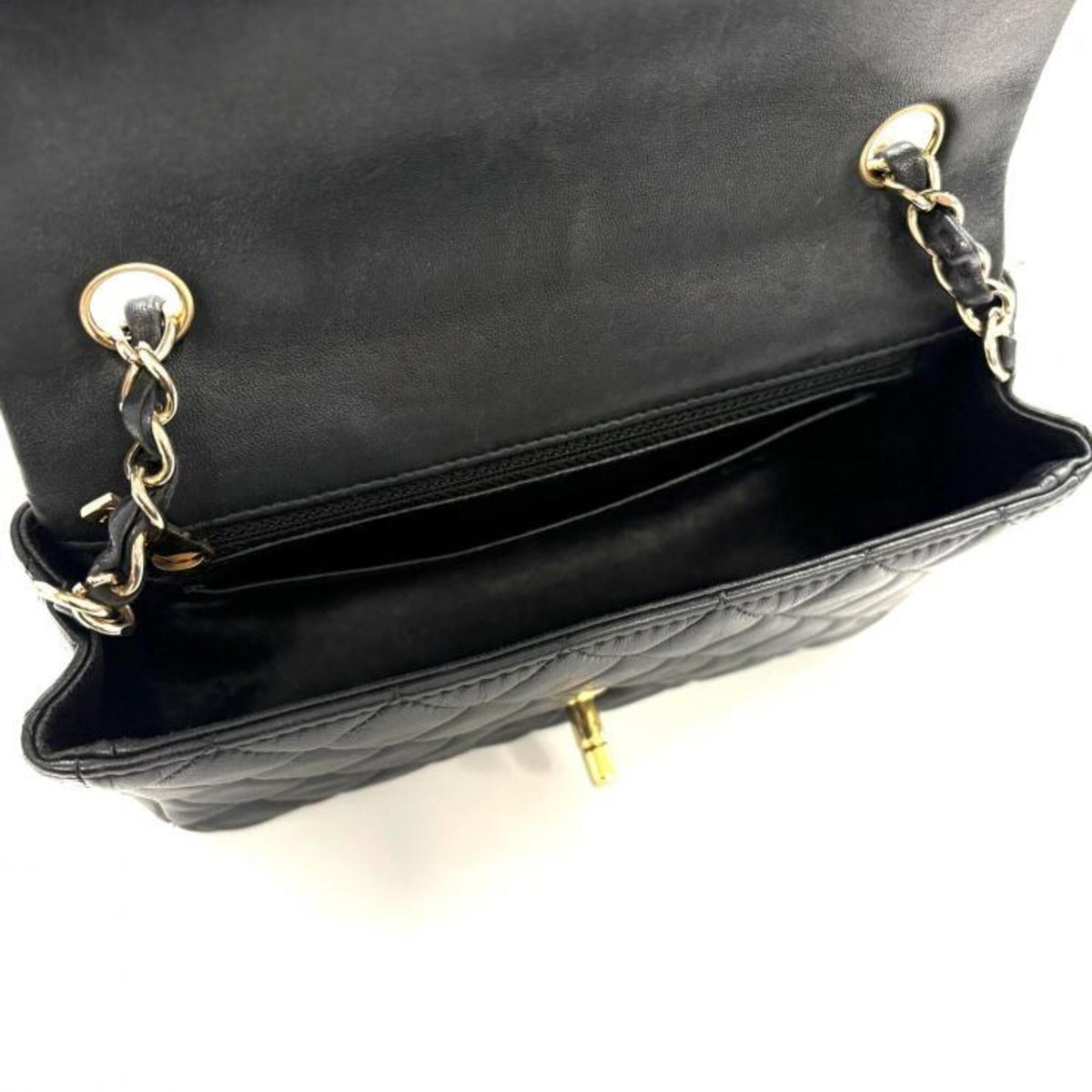 Chanel Black Leather Shoulder Bag (Pre-Owned)