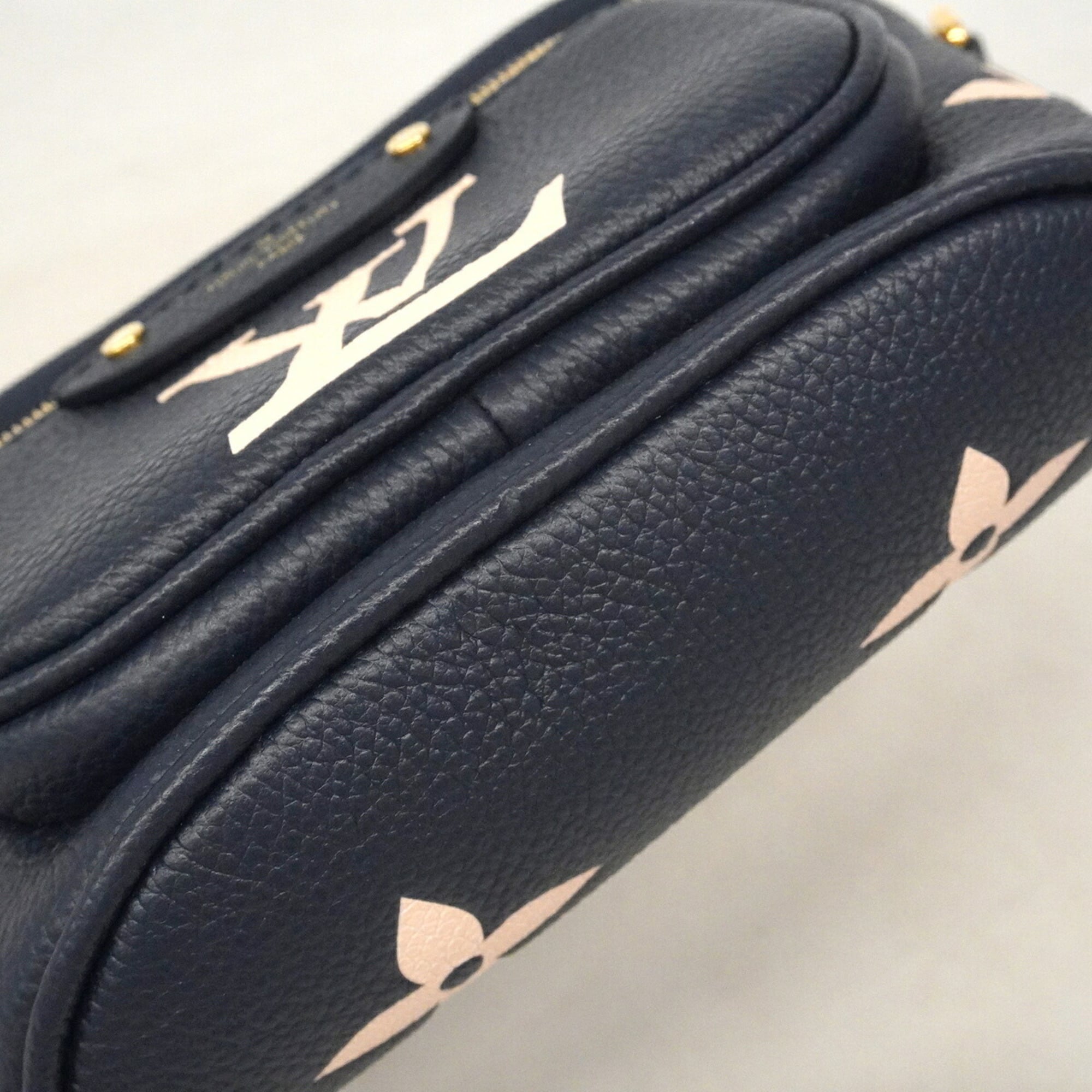 Louis Vuitton Cream Navy Shoulder Bag (Pre-Owned)
