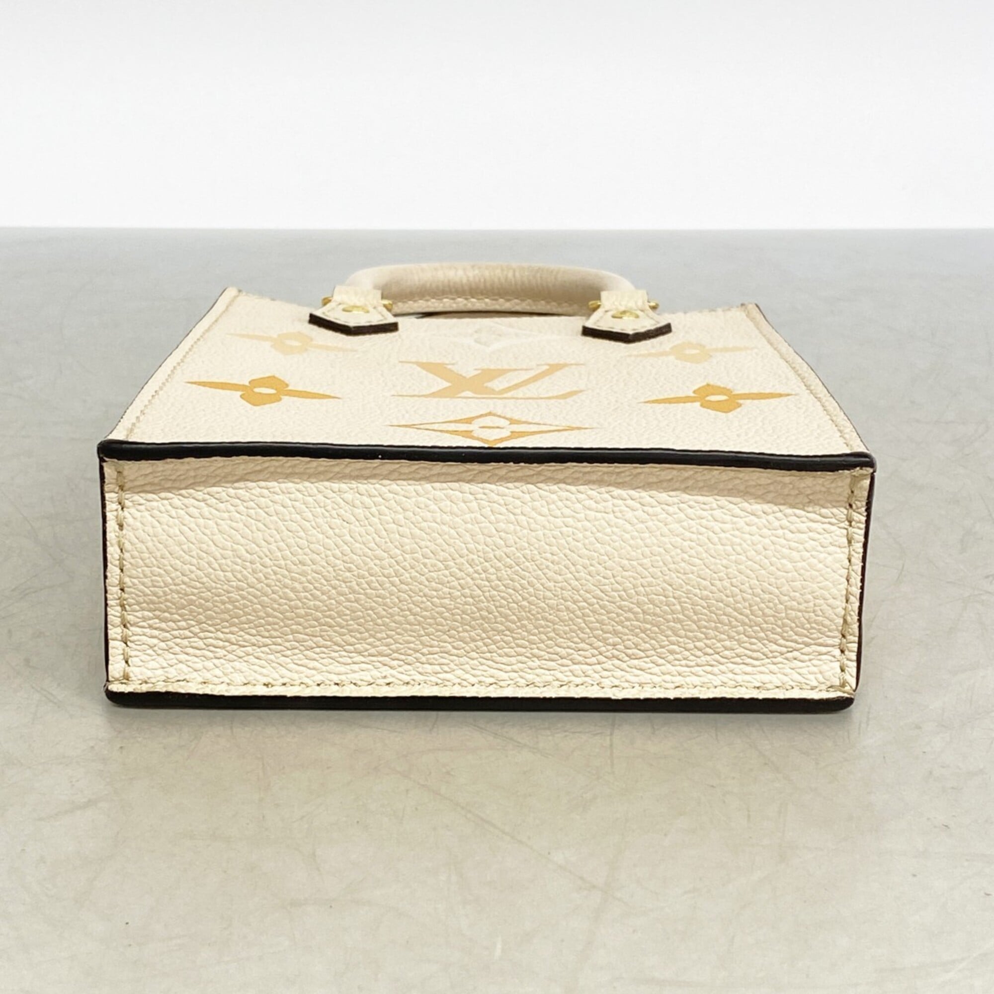 Louis Vuitton Cream Saffron Handbag (Pre-Owned)