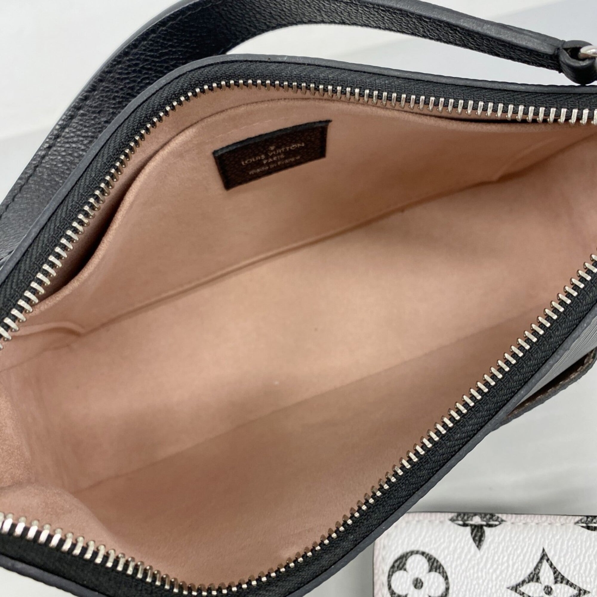 Louis Vuitton Noir Handbag (Pre-Owned)