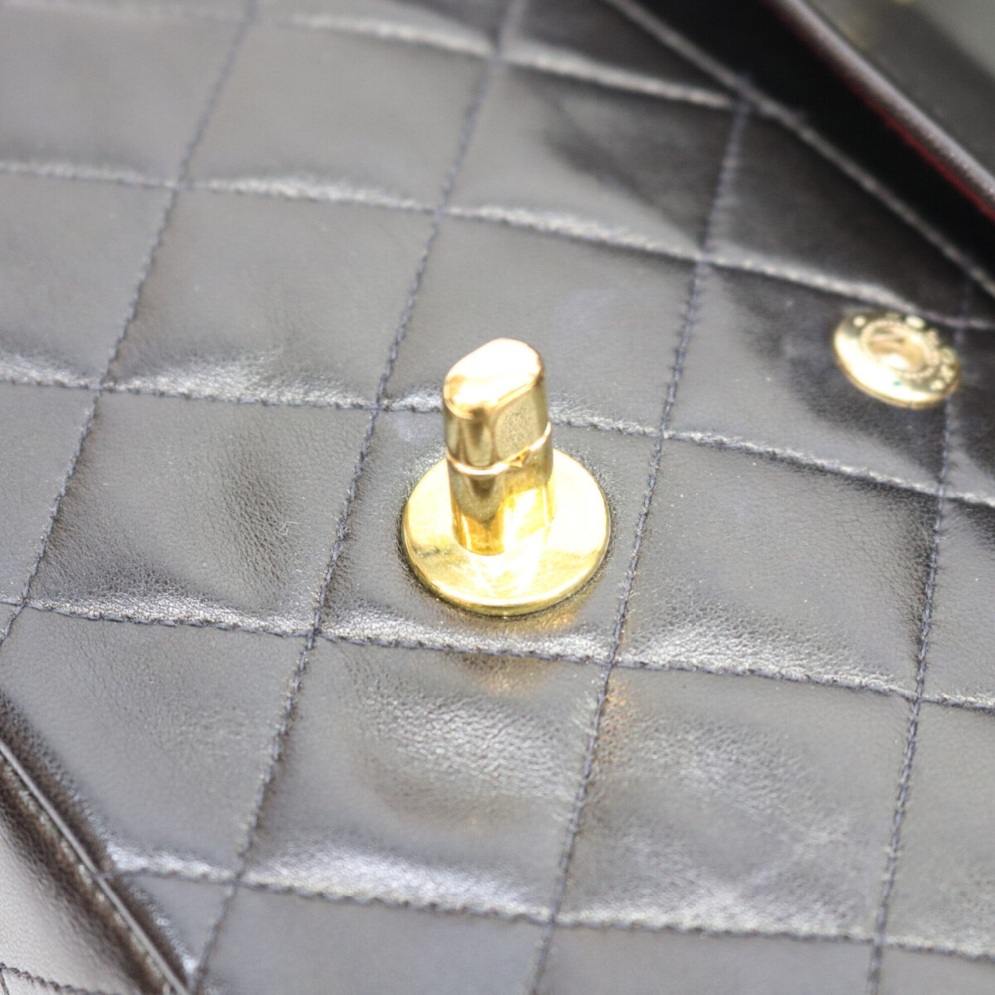 Chanel Black Leather Shoulder Bag (Pre-Owned)