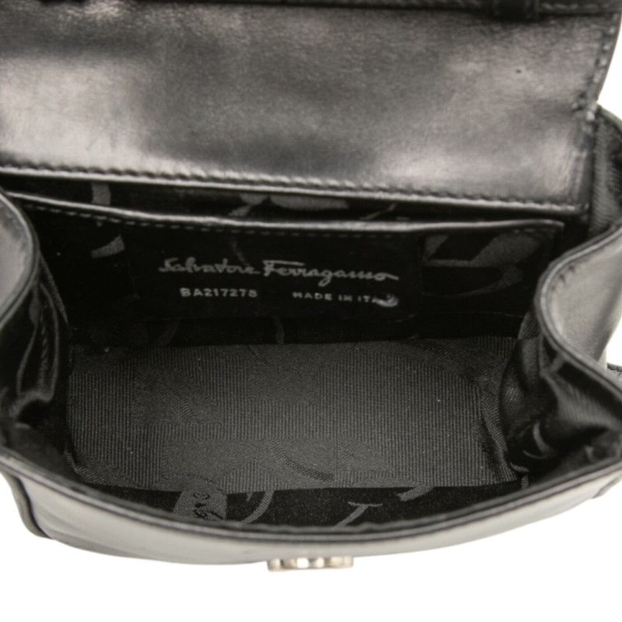 Salvatore Ferragamo Black Leather Shoulder Bag (Pre-Owned)