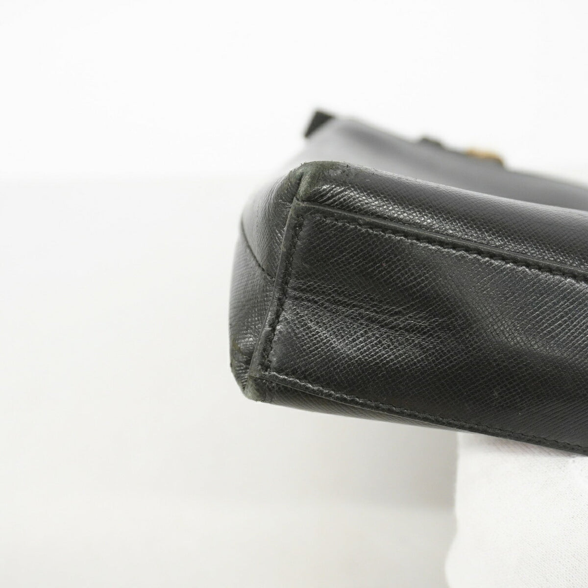 Salvatore Ferragamo Black Leather Shoulder Bag (Pre-Owned)