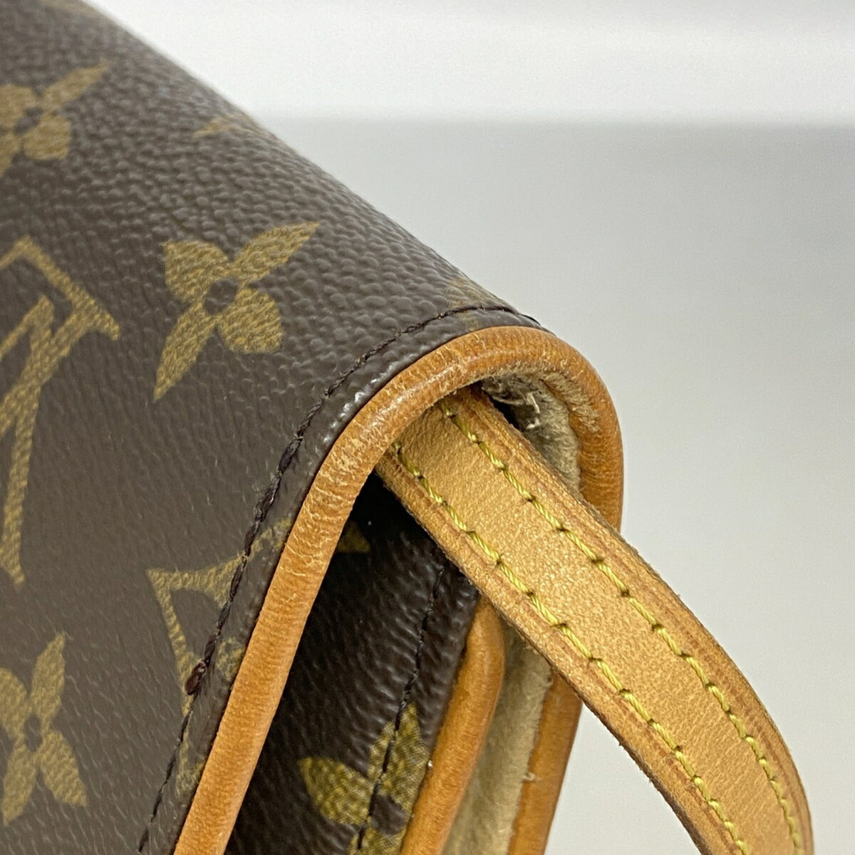 Louis Vuitton Brown Shoulder Bag (Pre-Owned)