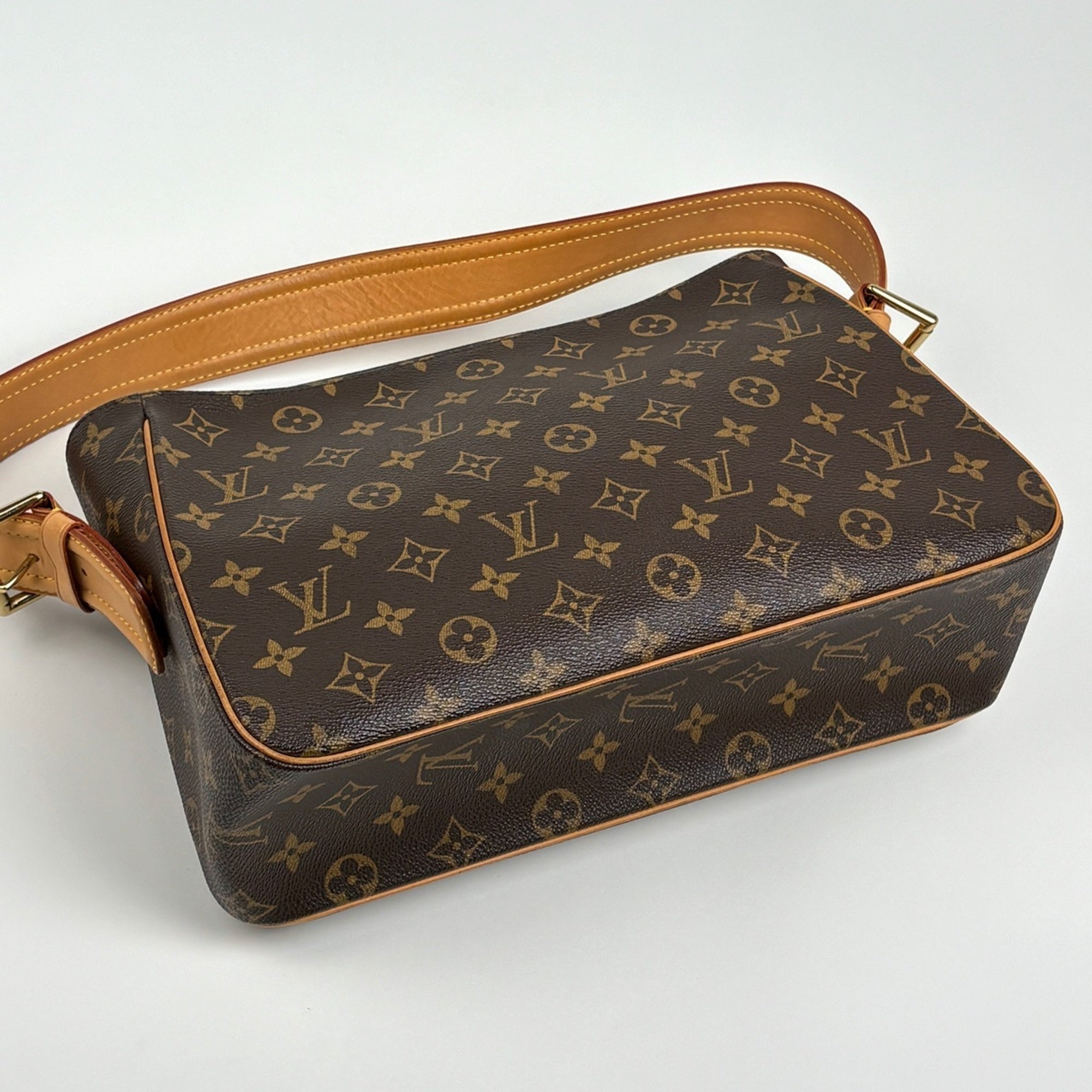 Louis Vuitton Brown Monogram Shoulder Bag (Pre-Owned)