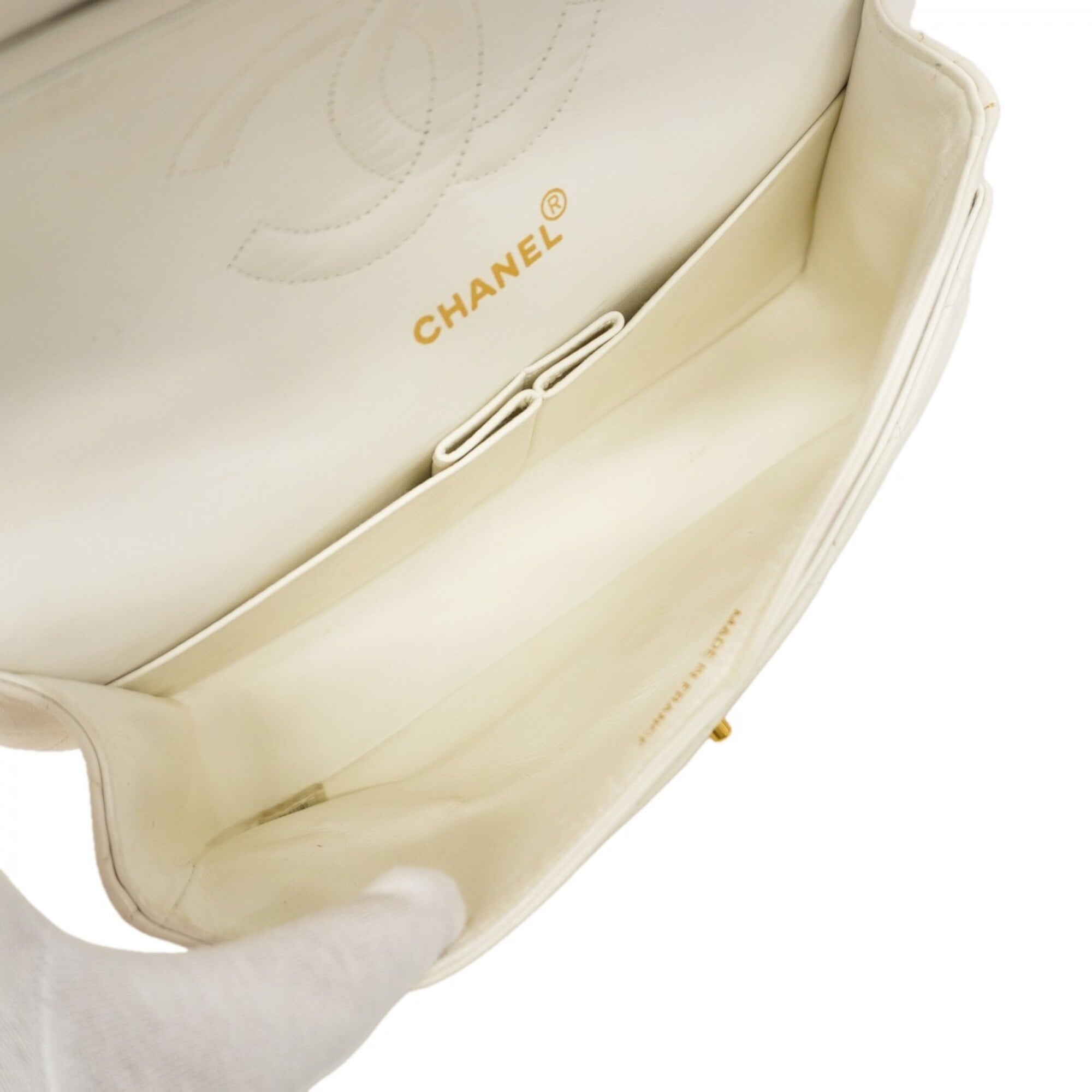 Chanel White Leather Shoulder Bag (Pre-Owned)