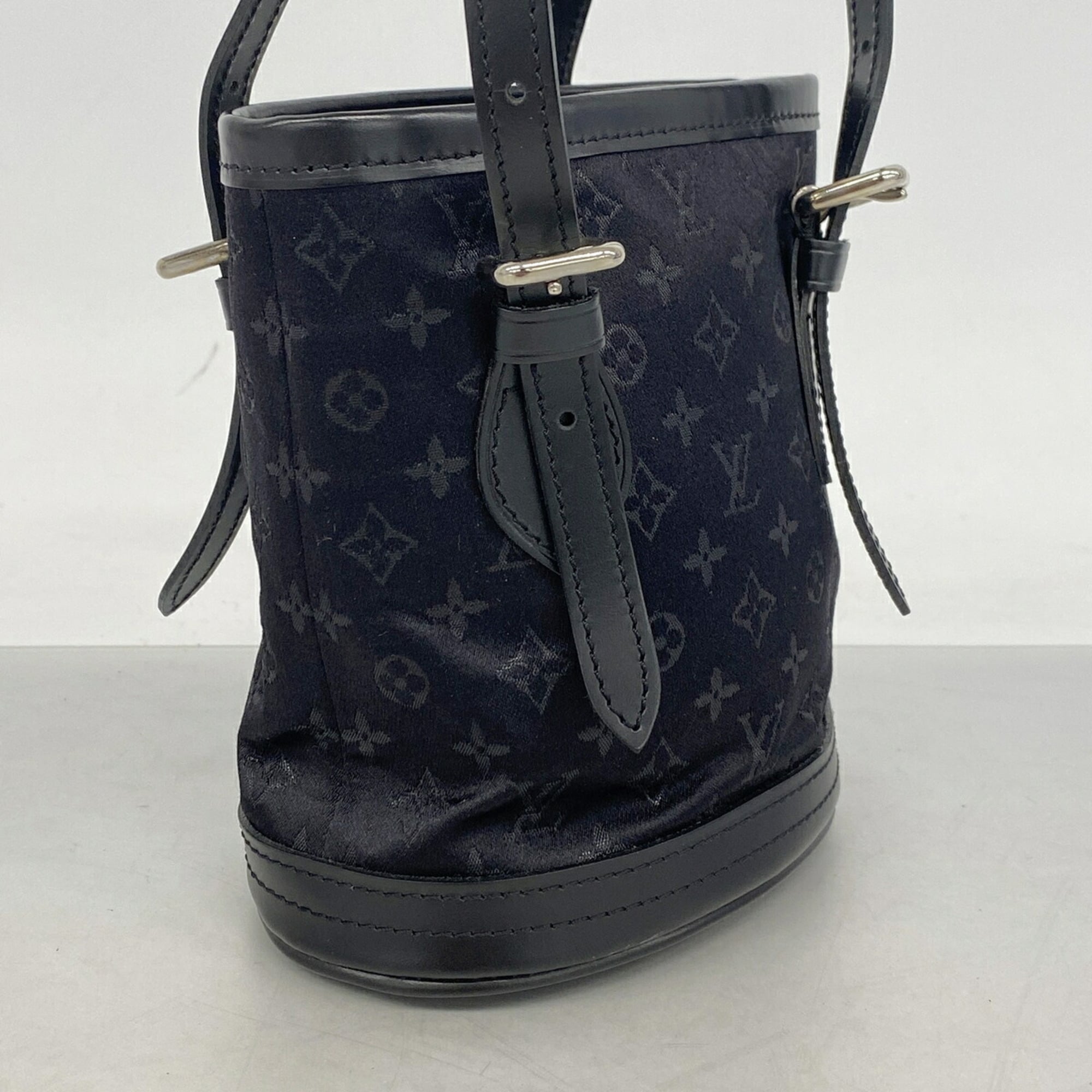 Louis Vuitton Noir Handbag (Pre-Owned)
