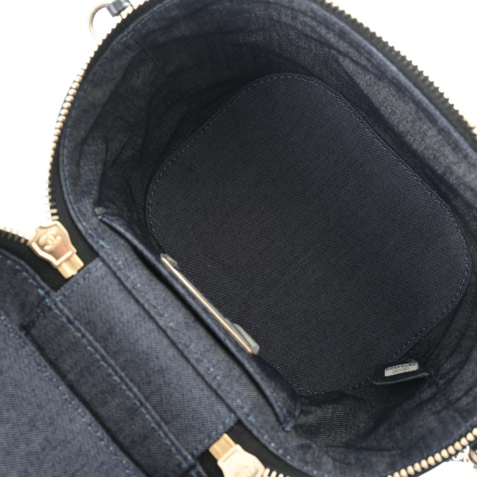 Chanel Black Leather Handbag (Pre-Owned)