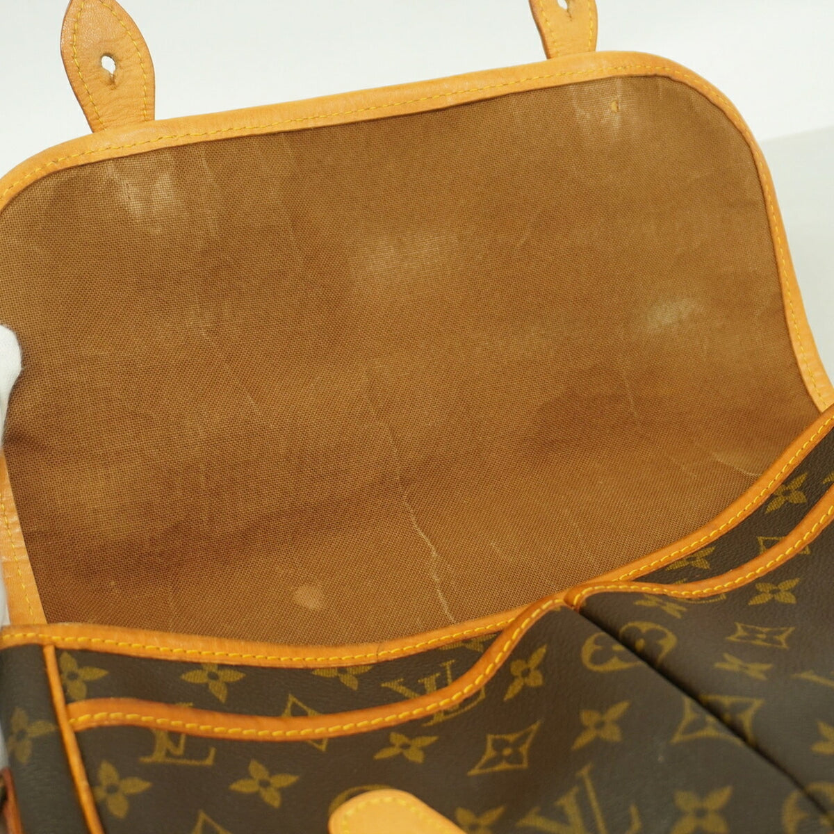 Louis Vuitton Brown Shoulder Bag (Pre-Owned)