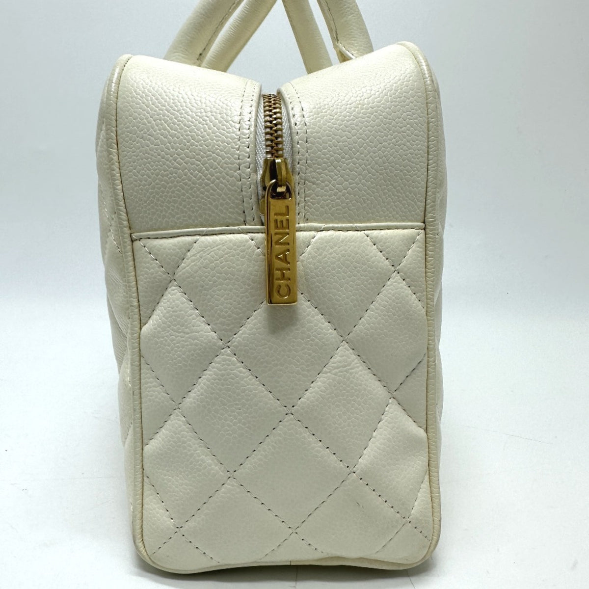 Chanel White Leather Handbag (Pre-Owned)