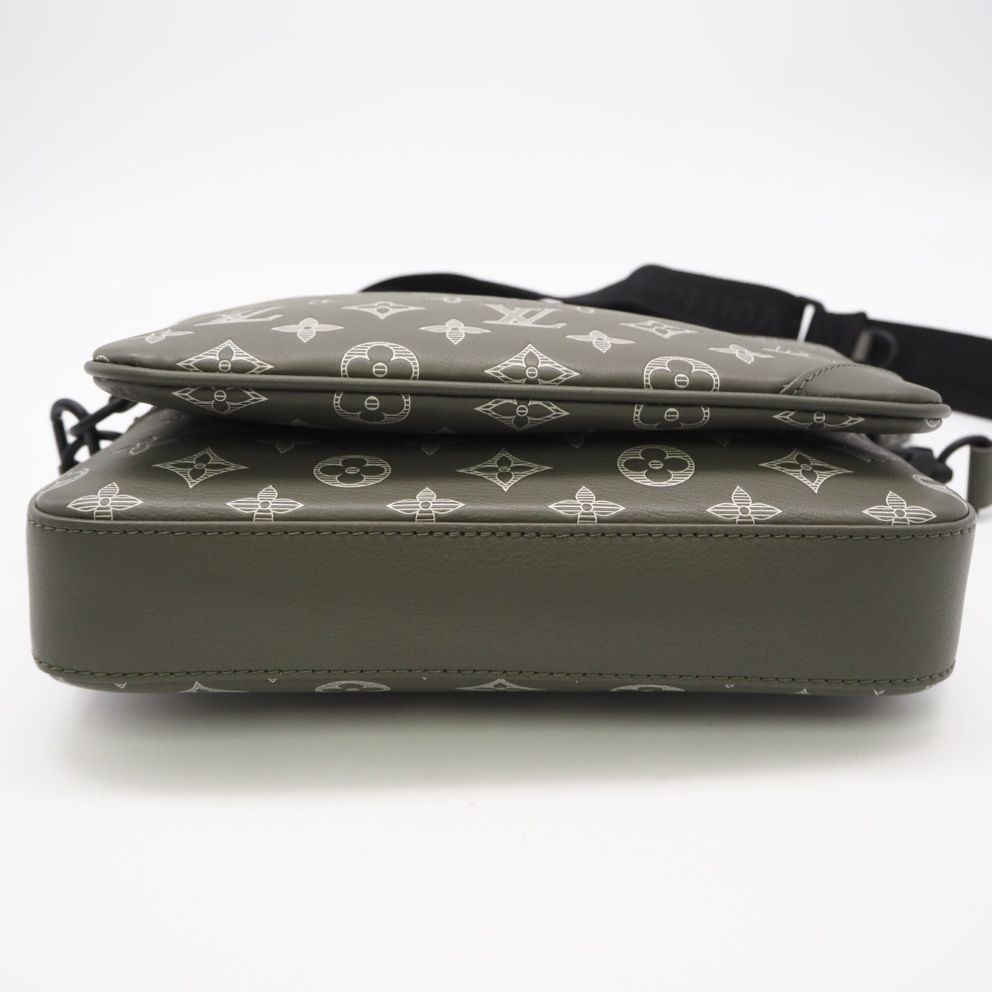 Louis Vuitton Khaki White Leather Shoulder Bag (Pre-Owned)
