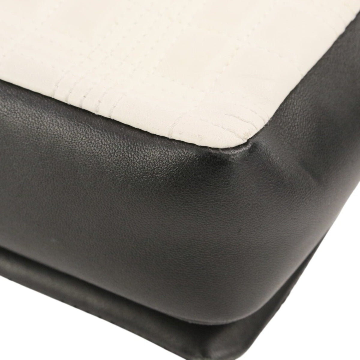 Burberry Black White Quilting Shoulder Bag (Pre-Owned)
