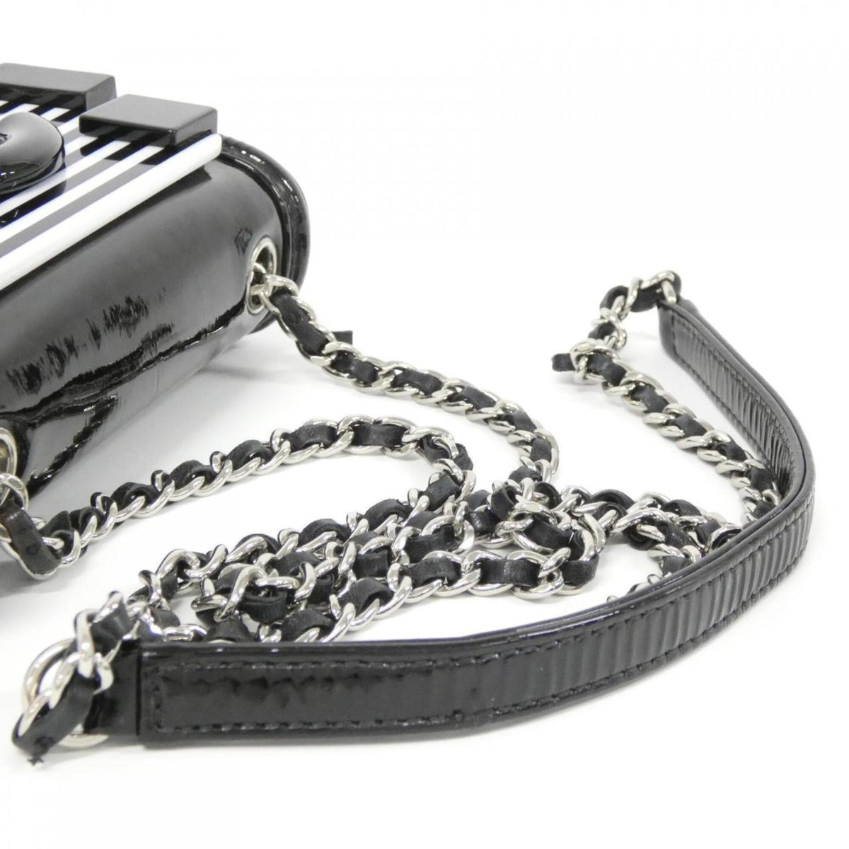 Chanel Black White Leather Shoulder Bag (Pre-Owned)