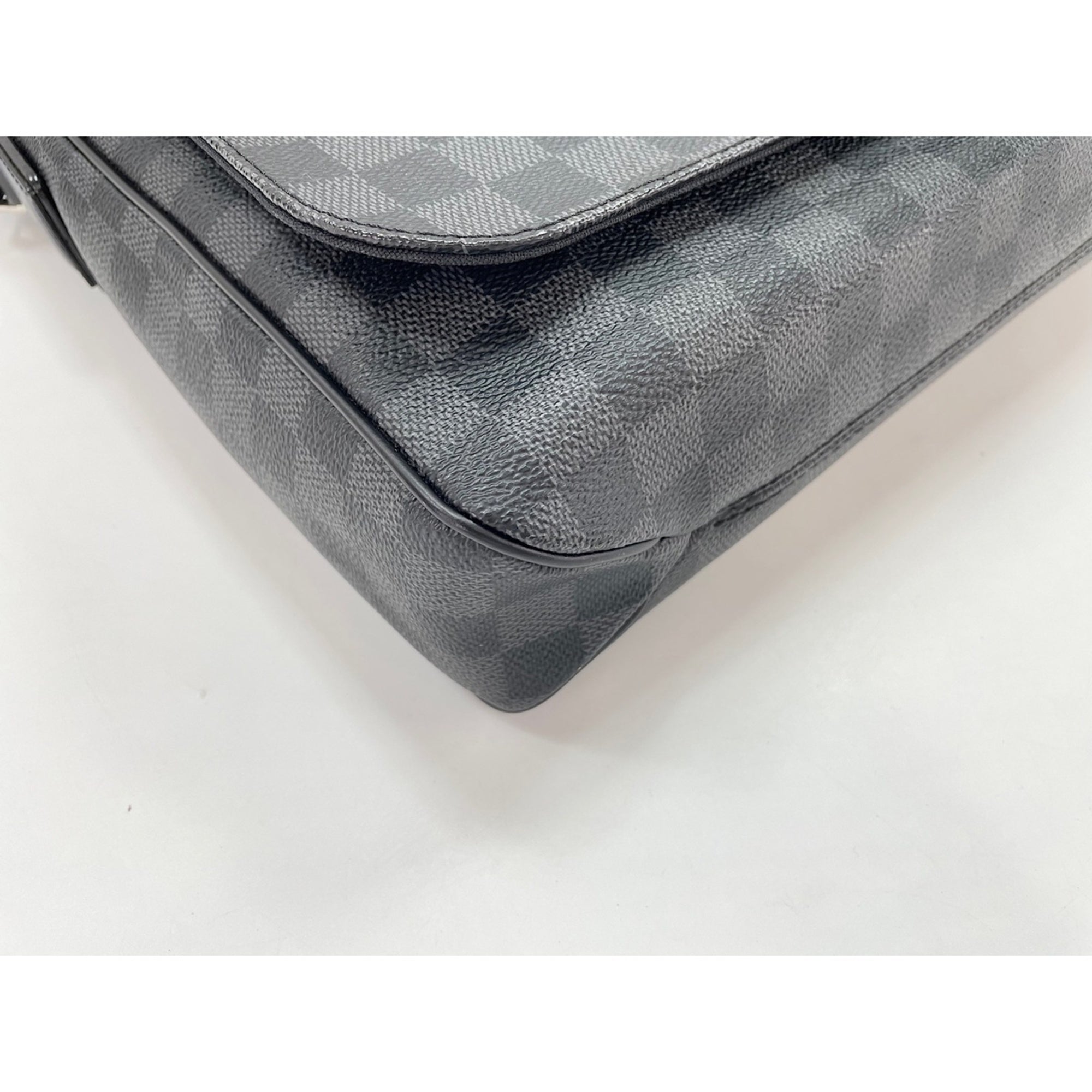 Louis Vuitton Black Shoulder Bag (Pre-Owned)