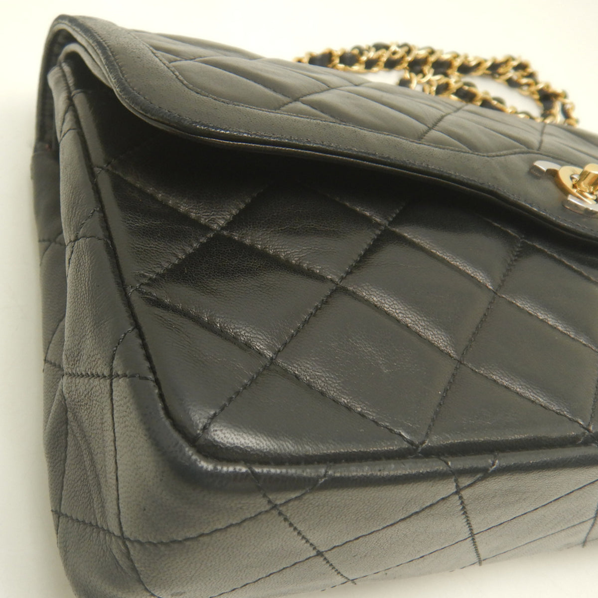 Chanel Black Leather Shoulder Bag (Pre-Owned)