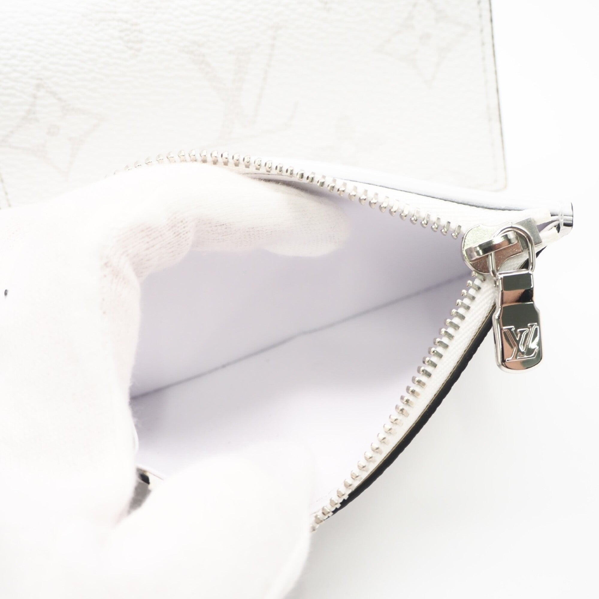 Louis Vuitton Taigarama Gray White Coated Canvas Leather Wallet (Tri-Fold) (Pre-Owned)