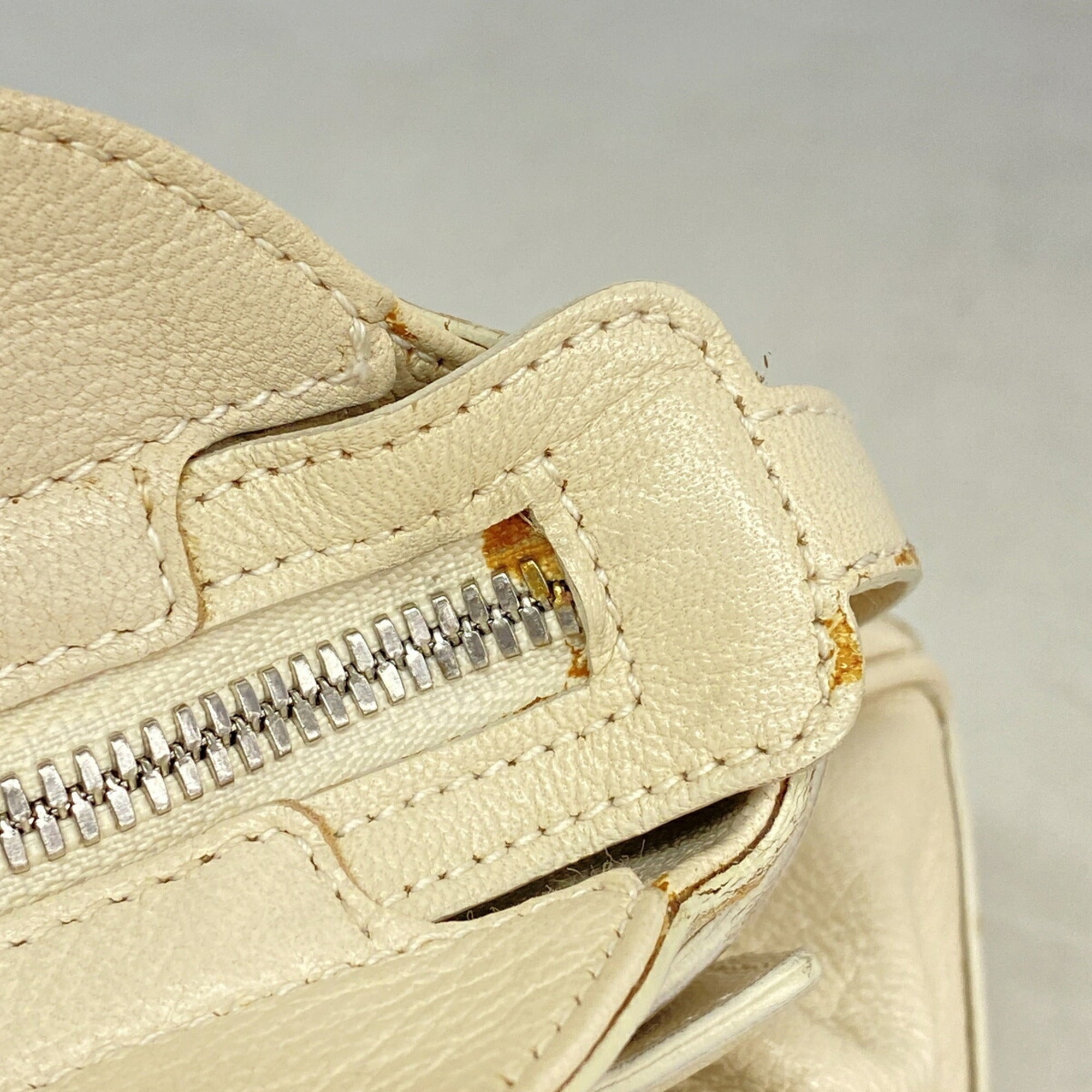 Salvatore Ferragamo White Leather Handbag (Pre-Owned)