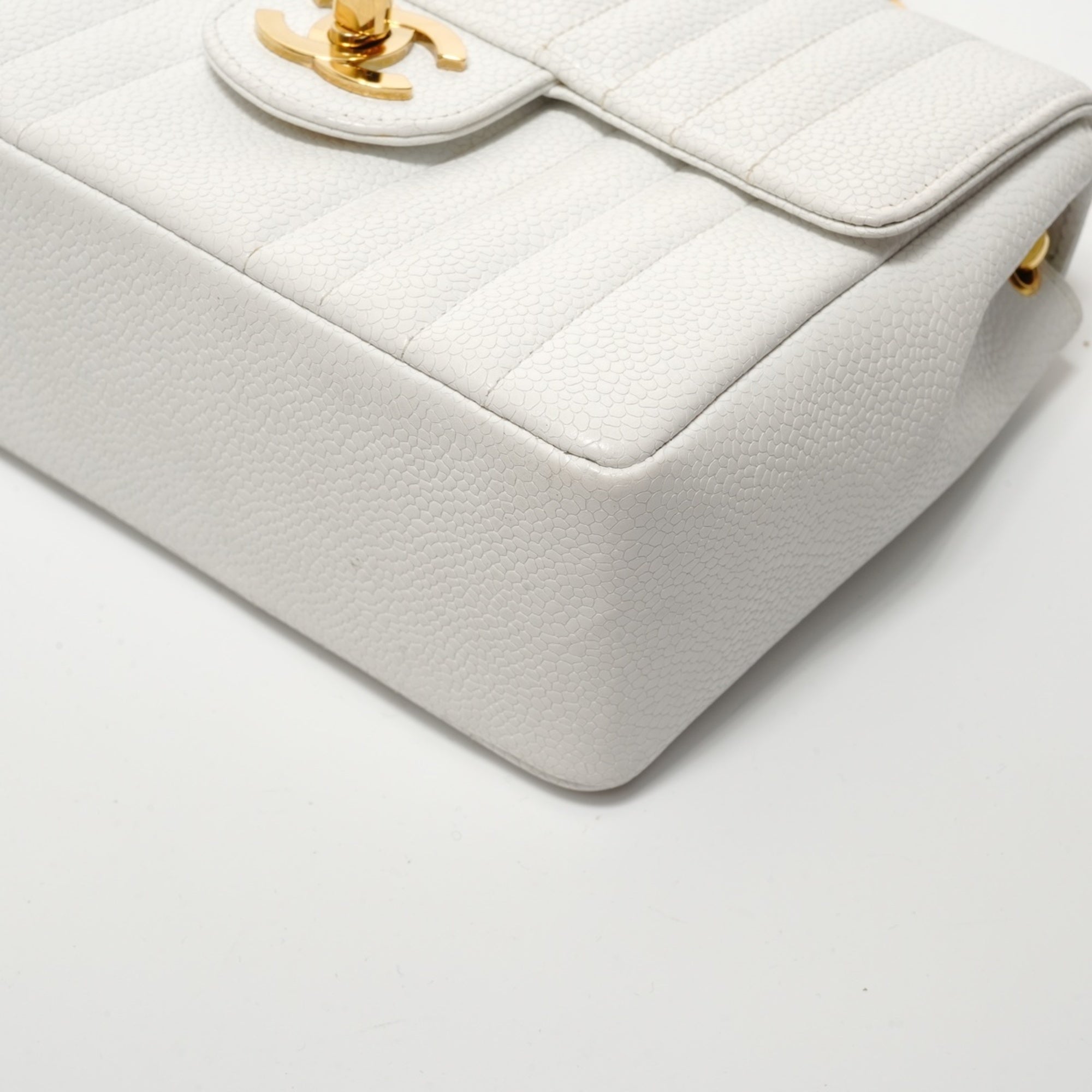 Chanel White Grained Calfskin Shoulder Bag (Pre-Owned)
