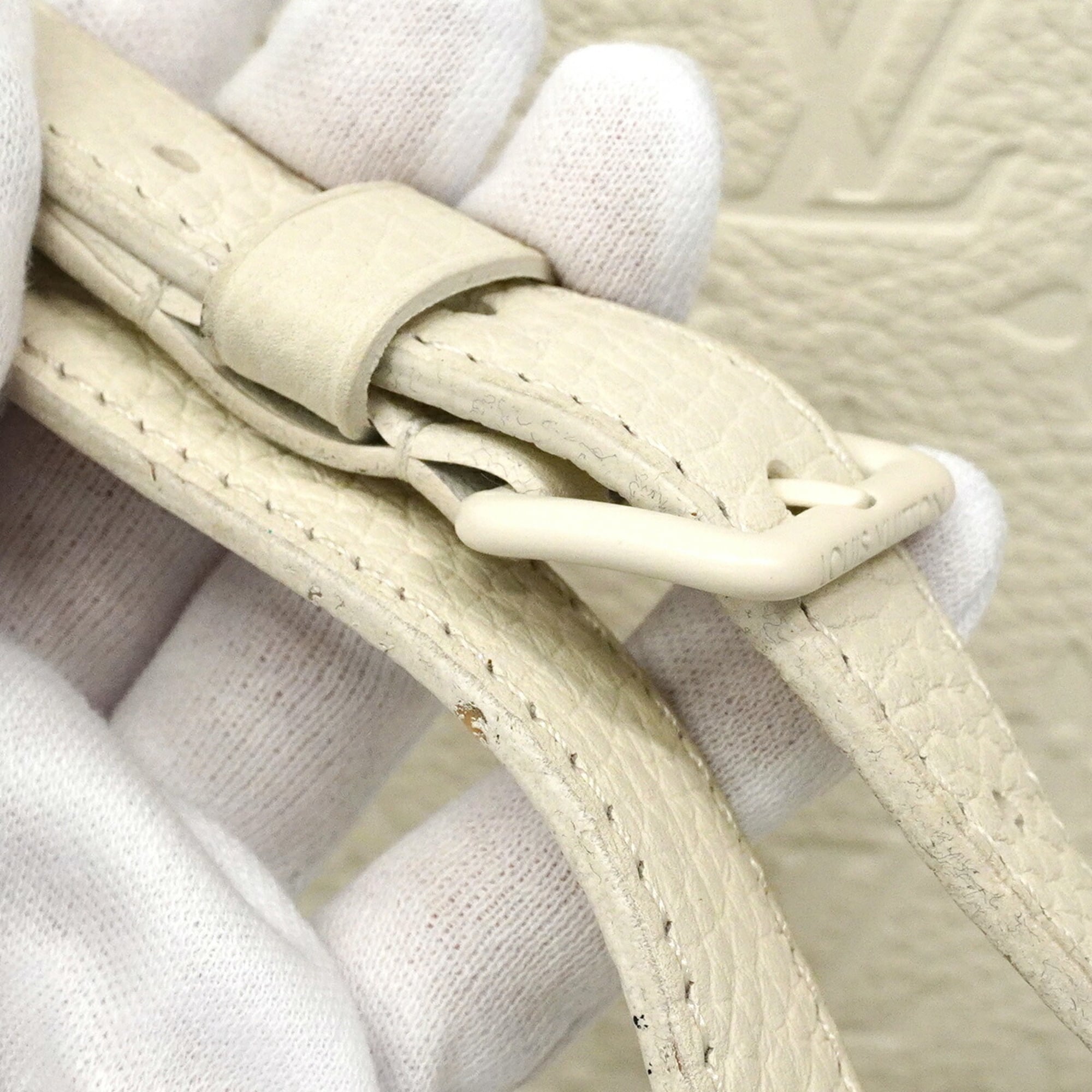 Louis Vuitton Blanc Shoulder Bag (Pre-Owned)