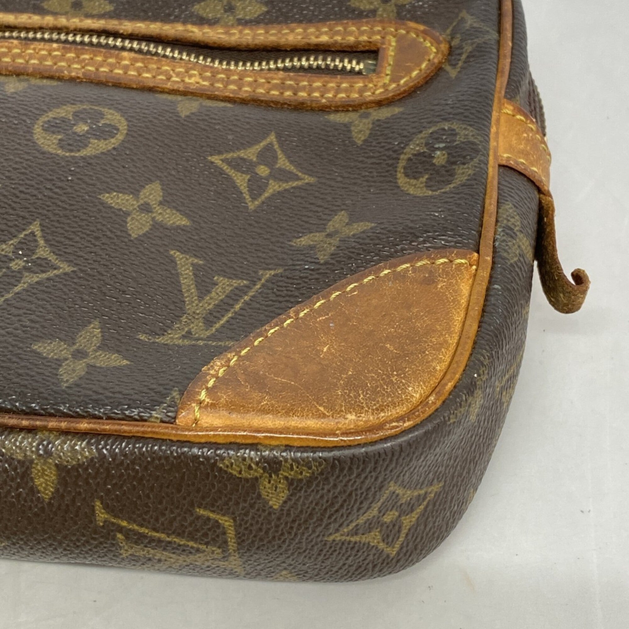 Louis Vuitton Brown Clutch Bag (Pre-Owned)
