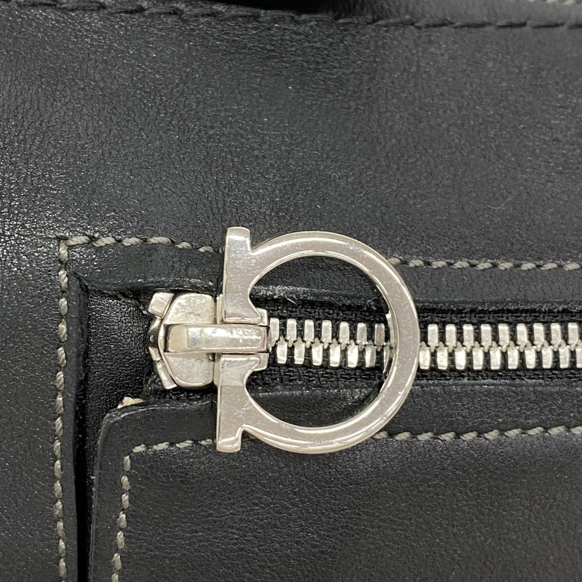 Salvatore Ferragamo Black Leather Handbag (Pre-Owned)