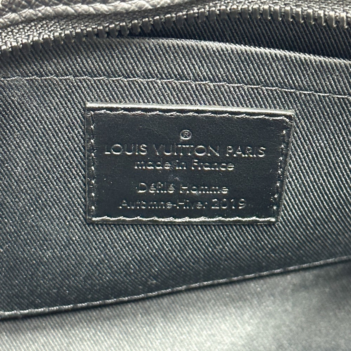 Louis Vuitton Taiga Black Taiga Leather Shoulder Bag (Pre-Owned)