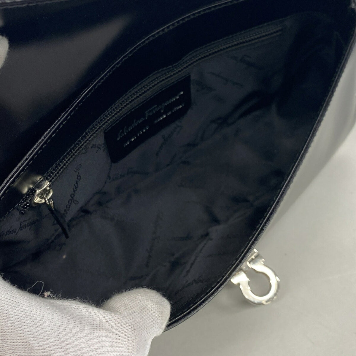 Salvatore Ferragamo Black Leather Shoulder Bag (Pre-Owned)