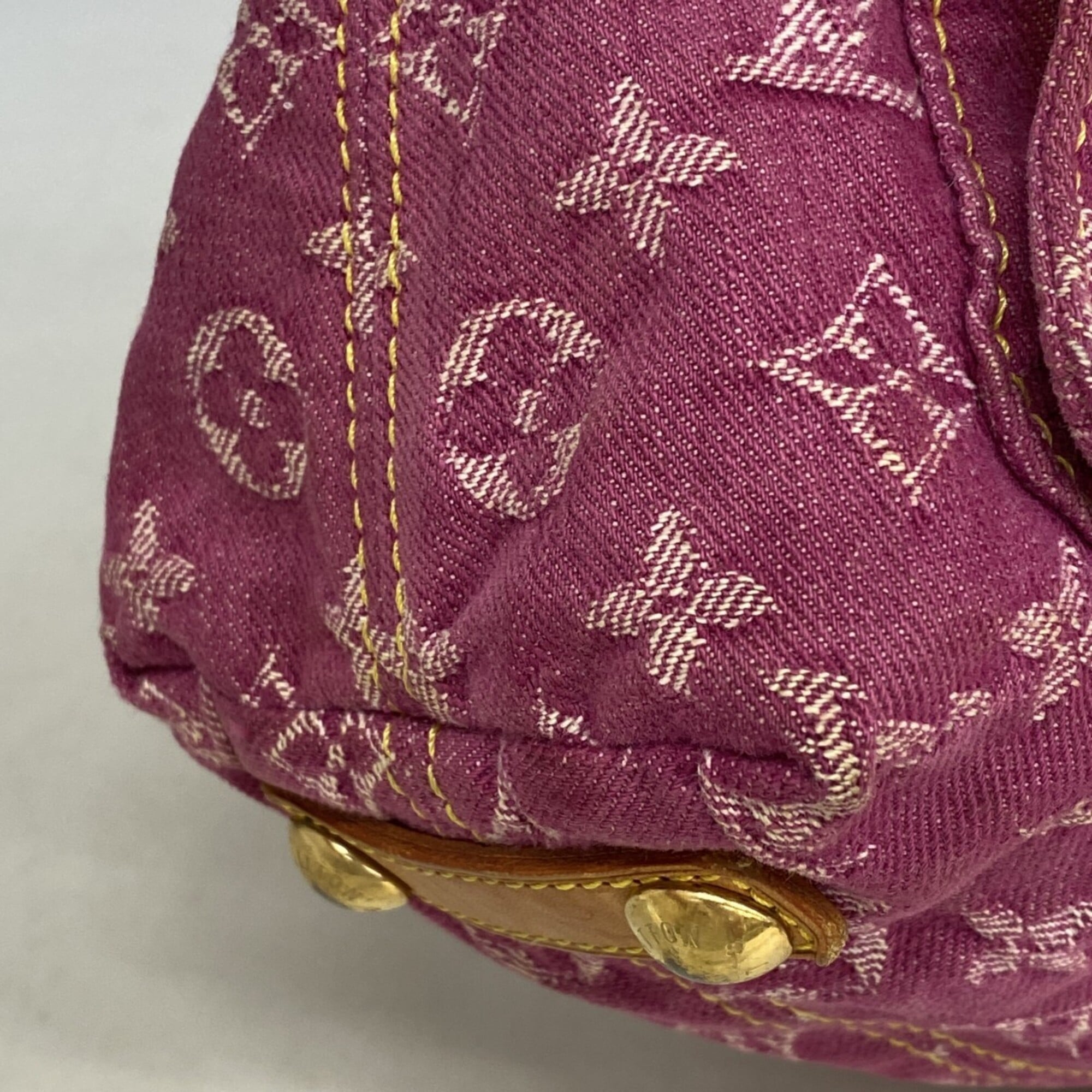 Louis Vuitton Fuchsia Shoulder Bag (Pre-Owned)