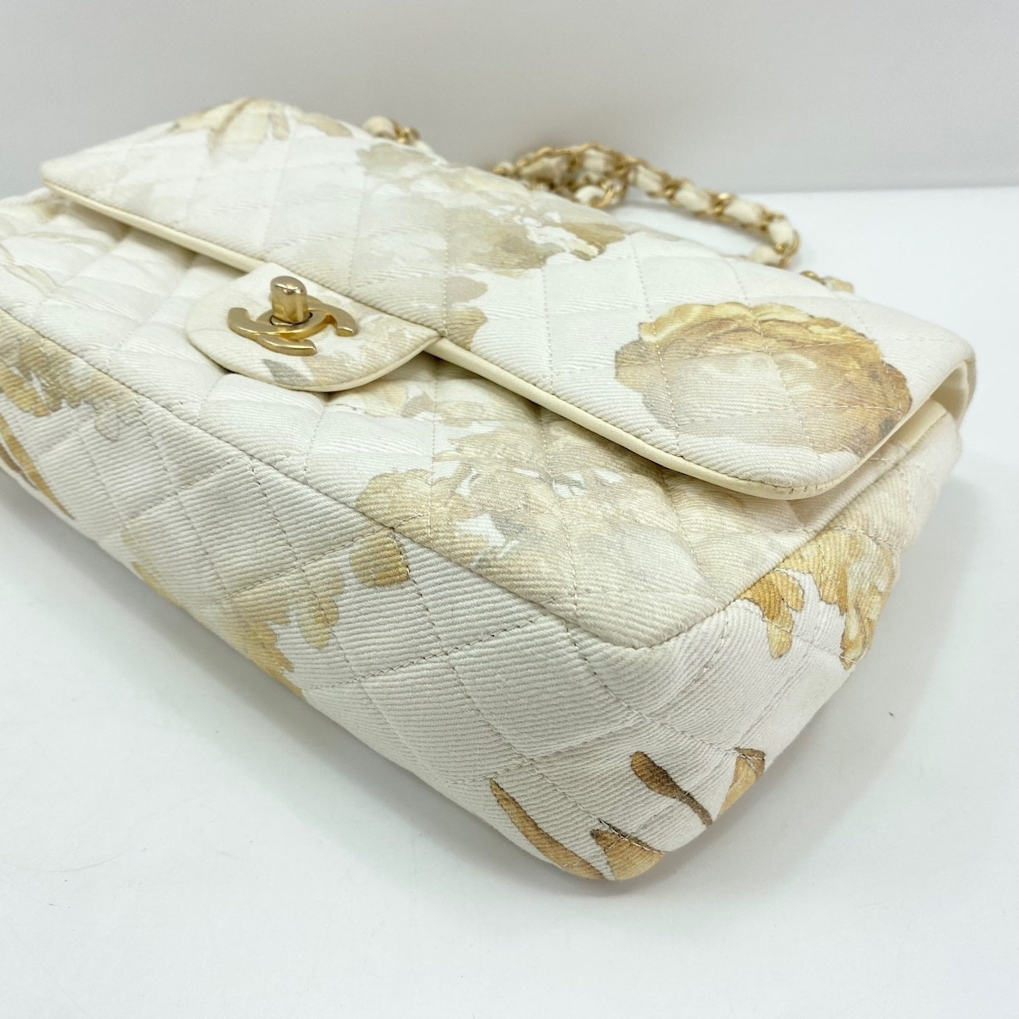 Chanel Matelasse White Canvas Shoulder Bag (Pre-Owned)