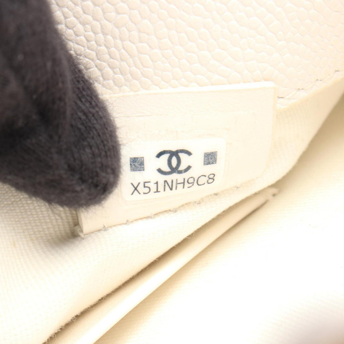 Chanel White Grained Calfskin Handbag (Pre-Owned)