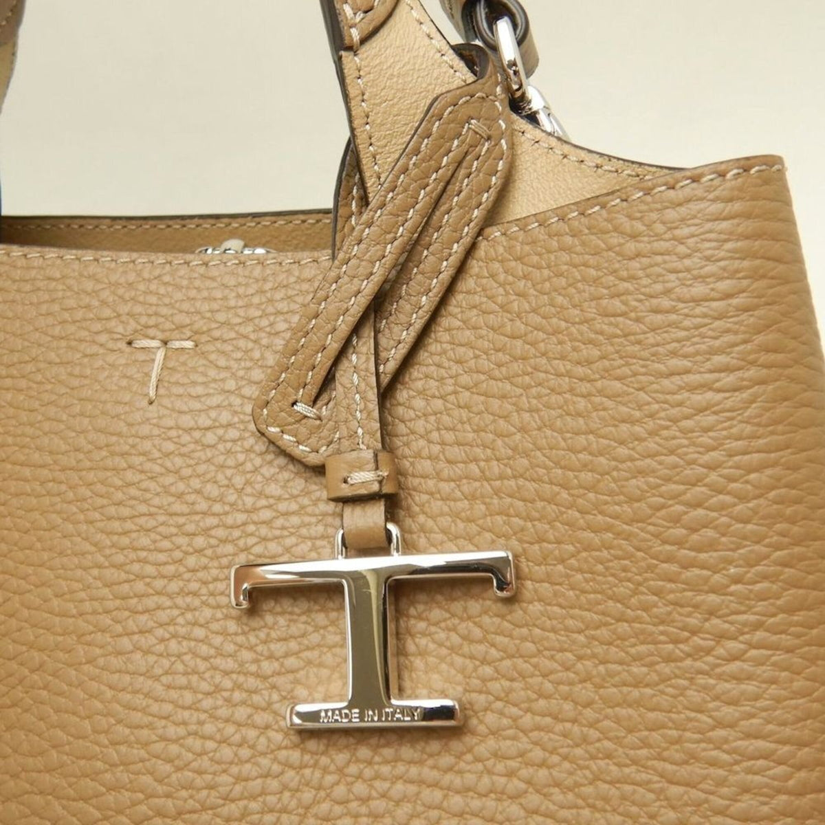 Tod's Brown Leather Handbag (Pre-Owned)